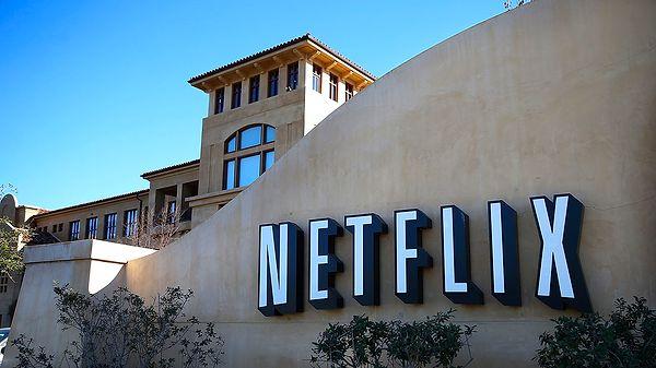 Netflix onlarca yıl sonra ilk defa gelirlerde düşüş yaşayınca işler değişti.