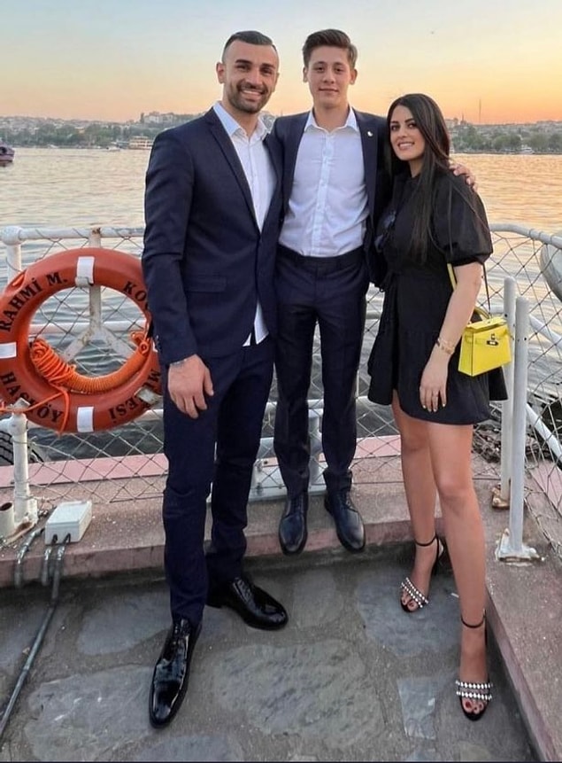 Sosyal medyada paylaşılan bir fotoğrafta ise Serdar Dursun'un ayakları dikkat çekti.