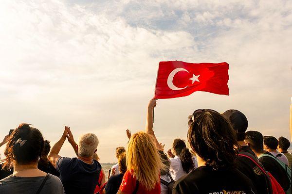 Tam 1.919.000 Türk gencinin katılımı ve “Seninle Güzel” demesiyle birlikte bayrağımız ortaya çıkacak.