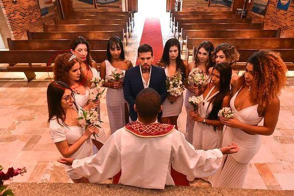 Brezilyalı model Arthur O Urso, "Çok eşliliği savunacağız" diyerek 9 kadınla aynı anda evlenerek sosyal medyanın gündemine oturmuştu.