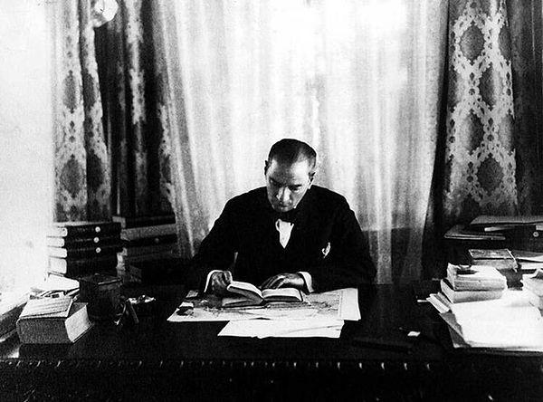 Yaşamı boyunca okumayı ve okutmayı çok seven Ulu Önderimiz Mustafa Kemal Atatürk'ün 57 yıl boyunca tam 3997 kitap okuduğu biliniyor.