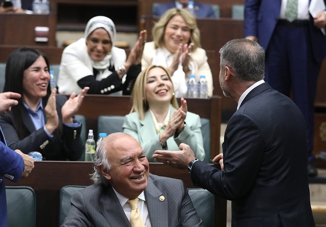 Vekilerden alkışlı destek