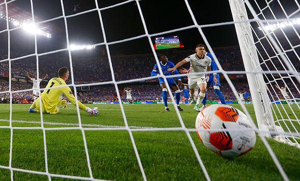 69. dakikada Filip Kostic'in asistinde Rafael Santos Borré topu ağlarla buluşturup finalde dengeyi sağladı. 90 dakikanın sonunda başka gol olmadı ve final uzatmalara gitti.