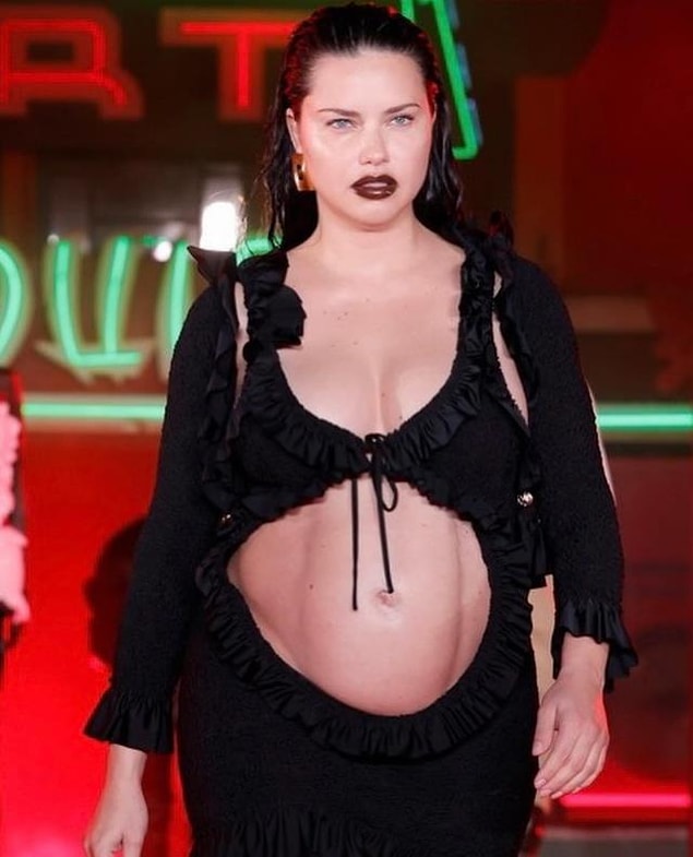 Podyumda yürüyen Adriana Lima'nın hamilelikte hala belli olan karın kasları ise çok konuşulmuştu.