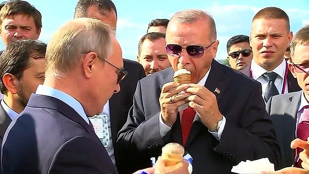 6. Korkusuz gazetesi yazarı Memduh Bayraktaroğlu, AKP'li Cumhurbaşkanı Recep Tayyip Erdoğan'ın Rusya Devlet Başkanı Vladimir Putin ile dondurma yemesine 'dondurmayı yalayarak yedi' ifadesini kullandığı için hapis cezası aldı.