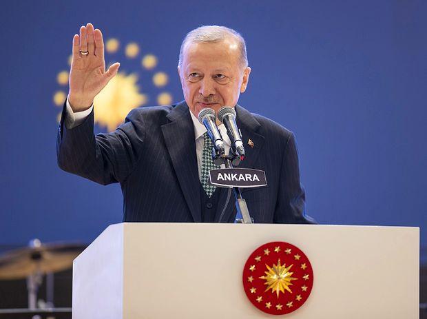 Erdoğan'dan Gençlere: 'Şartların Zorluğuna Aldanmayın, Engellerden Korkmayın'