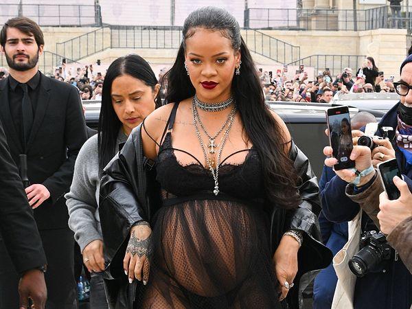 Los Angeles'ta doğum yapan Rihanna, erkek bebeğini sağlıklı bir şekilde kucağına aldı.