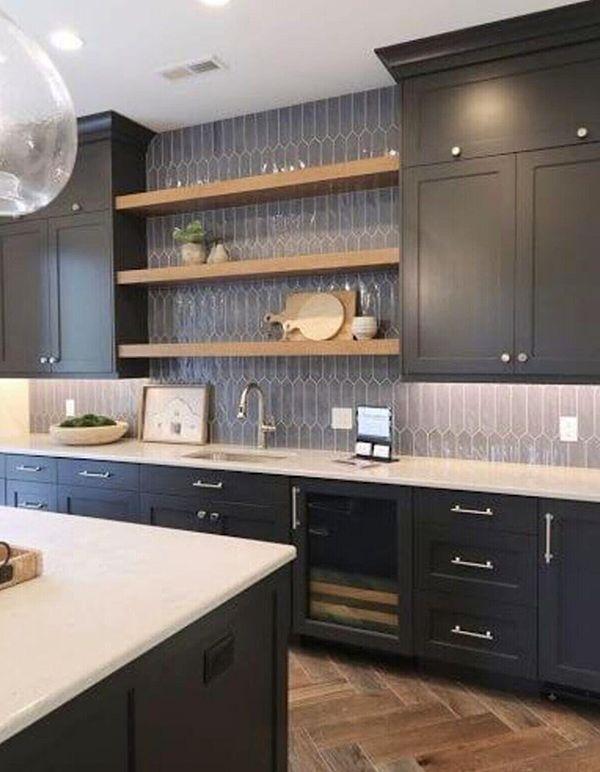 11. Mat siyah dolap kaplama folyosuyla mutfağınızda yepyeni bir görünüm yaratabilirsiniz.
