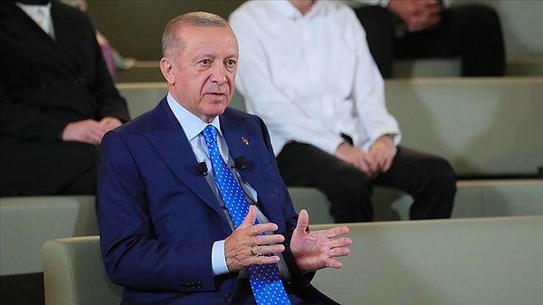 Cumhurbaşkanı ve AKP Genel Başkanı Recep Tayyip Erdoğan, Beştepe'de bazı gençlerle bir araya gelmişti. Bir gencin Birleşik Arap Emirlikleri ve Suudi Arabistan ile ilgili sorduğu soruyu yanıtlayan Erdoğan'ın Japon atasözüyle verdiği yanıt ise gündem olmuştu.