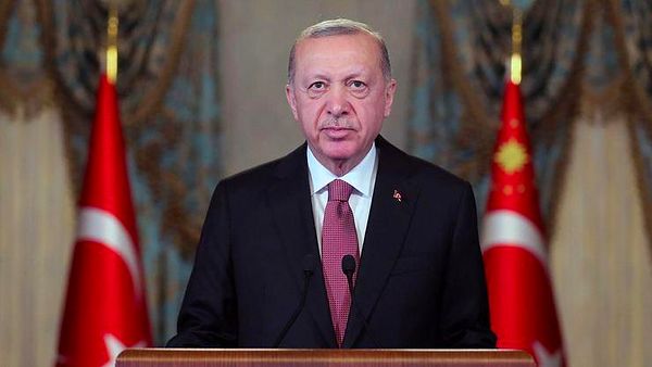 Erdoğan, 'Japonların, 'düşmanımız dahi olsa iplikle bağı sıkı tutun, koparmayın. Gün olur o bağ size tekrar lazım olur' diye atasözü vardır. Bunlar da bizim Müslüman kardeşlerimiz. Bazen nasıl ailenin içerisinde patırtı gürültü oluyorsa aramızda bizim de böyle bazı sıkıntılar yaşandı ama biz bu sıkıntıları şimdi aştık. Gerek Suudi Arabistan'la gerek Abu Dabi yönetimiyle bunları aşarak süratle ticari ilişkilerimizi, sanayi, savunma sanayi, kültürel, turizm bütün bunlara yönelik şimdi planlama yaptık, adımlarımızı atıyoruz.' demişti.