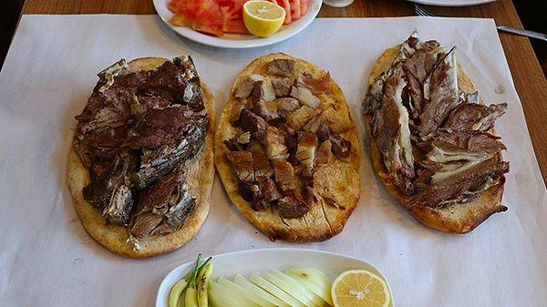Türkçeye Farsça biryani sözcüğünden gelen ve anlamı pişirilmeden önce kızartılmış olan bu isim yemekle gerçekten büyük ölçüde özdeşleşiyor.