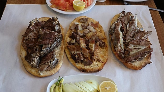 Türkçeye Farsça biryani sözcüğünden gelen ve anlamı pişirilmeden önce kızartılmış olan bu isim yemekle gerçekten büyük ölçüde özdeşleşiyor.