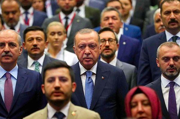 4. Ankara kulislerinde Cumhurbaşkanı Erdoğan'ın iki bakan hariç bütün kabineyi değiştireceği söylentisi konuşuluyor.