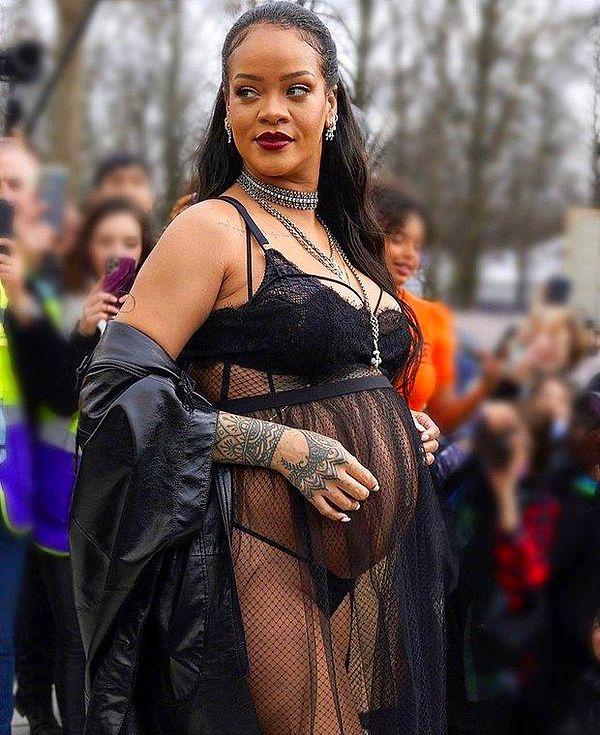 Geçtiğimiz aylarda, hepimiz Rihanna'dan albüm haberi beklerken hamile olduğunu hayranlarıyla paylaşmıştı biliyorsunuz ki...