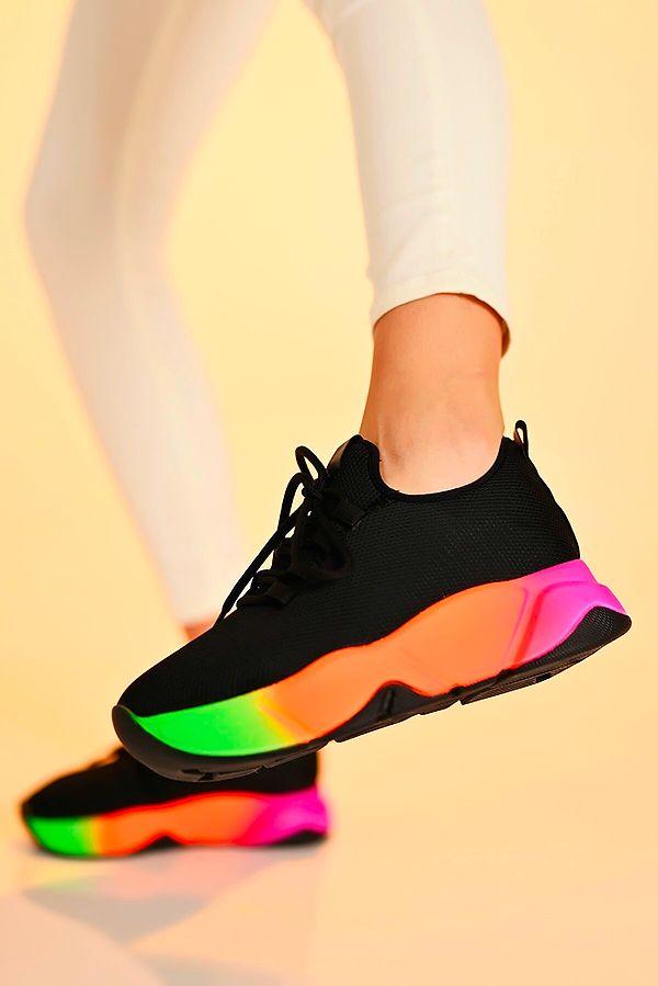6. Renkli tabanlı siyah spor ayakkabı ile ruhunuzun cıvıltısını dışarı yansıtın.