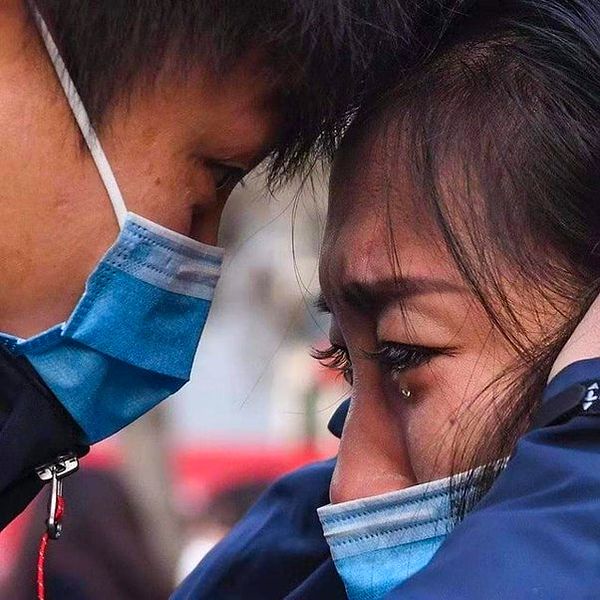 15. Ve son olarak, Koronavirüs nedeniyle uzunca bir süre göremeyeceği eşine veda eden Çinli bir sağlık çalışanı: