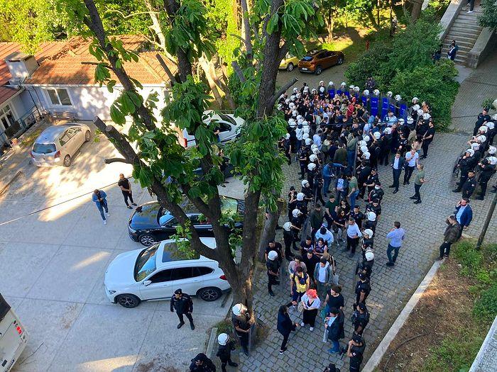 Boğaziçi Üniversitesi'ndeki Yürüyüşe Polis Müdahalesi: Gözaltılar Var