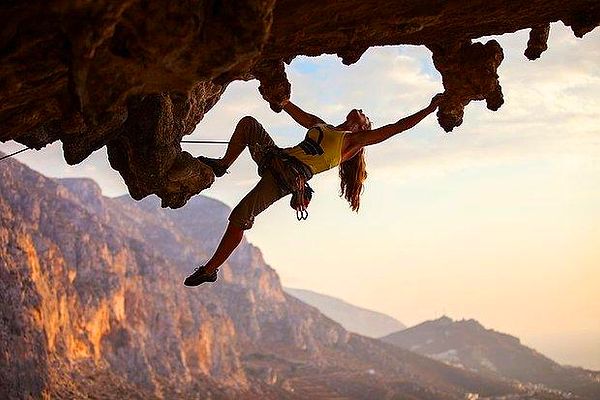 11. İnsanlar normal şartlar altında kaldıramayacakları ağır nesneleri adrenalin sayesinde kaldırabilir. Bunun nedeni ise adrenalinin insanlara ekstra bir güç vermesidir.