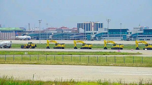 Akabinde İstanbul, Yeşilköy'de yer alan Atatürk Havalimanı'nın iki pistinin kırılması için iş makineleri ve kamyonlar alana girmişti.