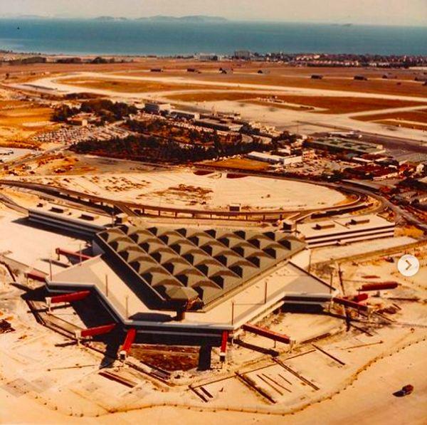Tüm bu tartışmalar bir kenara dursun, isterseniz Türkiye'de ilk hava ulaşımının başlatıldığı yer olan Atatürk Havalimanı yani namıdiğer Yeşilköy Havalimanı’nın eski fotoğraflarına bir göz atalım…