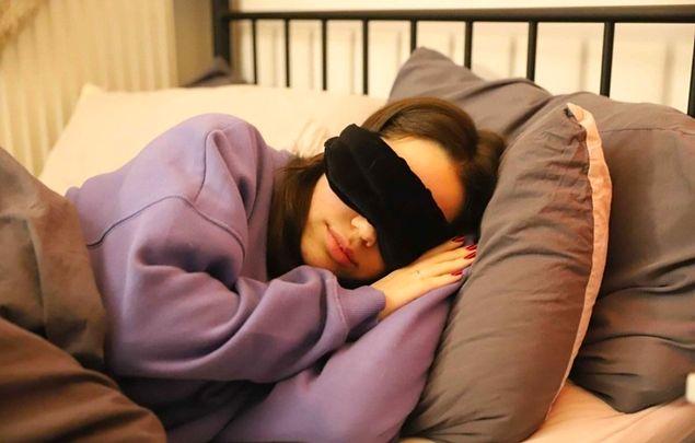 16. Seyahatte uyumayı sevenler için uyku maskesi...