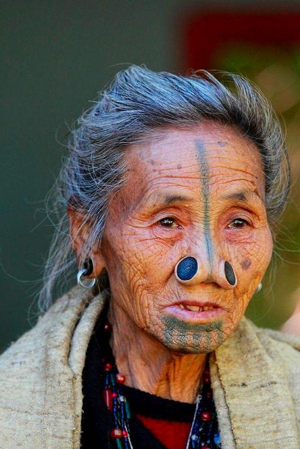 Günümüzde sadece yaşlı kadınları burun tıkaçları ve dövmeler ile görüyoruz fakat Apataniler kültürel miraslarını ve inançlarını festival zamanlarında özenle kutlayarak muhafaza ediyorlar.