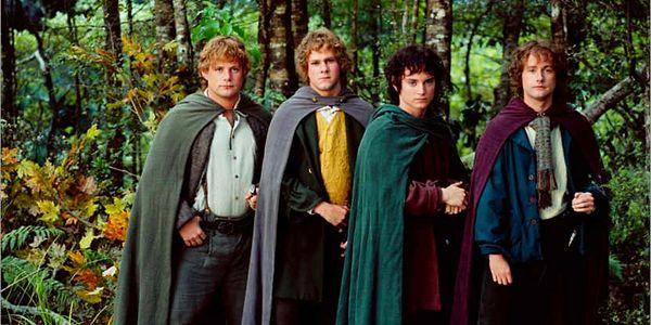 Yüzüklerin Efendisi denilince akla ilk gelen Hobbitler oluyor. Frodo Baggins, Sam Gamgee, Pippin Took, ve Merry Brandybuck hemen hemen her hareketiyle bizleri bir şekilde güldürmeyi başarmıştı. 😅