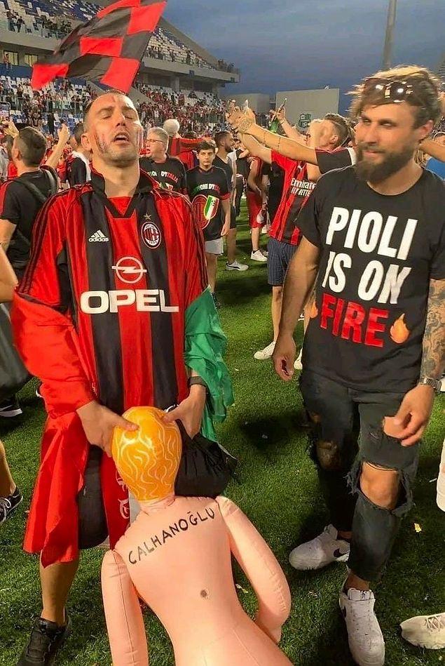 Şişme bebeklerin arkasına 'Çalhanoğlu' yazan Milan taraftarlarının paylaştığı fotoğraflar sosyal medyada hızla yayıldı.