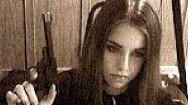 Jasmine düzleştirilmiş bir şekilde yüzünü kaplayan ürkütücü saçlarıyla silah tutarken resimlerini yayınlıyordu.