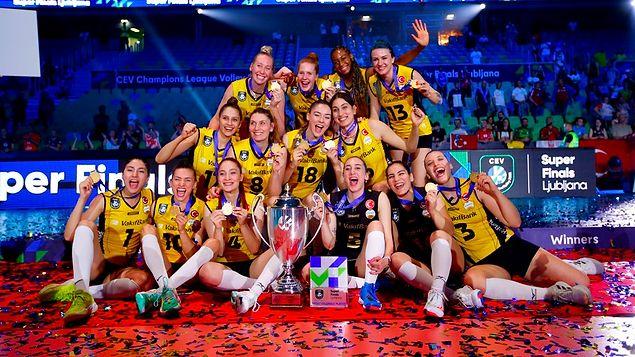 Voleybolda ise VakıfBank Kadın Voleybol Takımı, CEV Şampiyonlar Ligi Süper Finali'nde İtalya'nın Imoco Volley ekibini 3-1 yenerek Avrupa'nın en büyüğü oldu.
