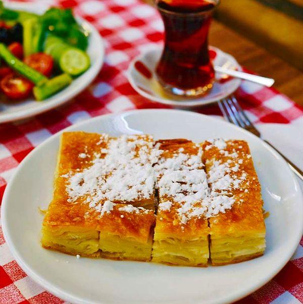 İstanbul'da Sarıyer böreğinden sonra en ünlü börek olan Kürt böreğinin ortaya çıkışı hakkında bir dizi rivayet dolaşsa da size en makul ve yaygın olanını anlatacağız.