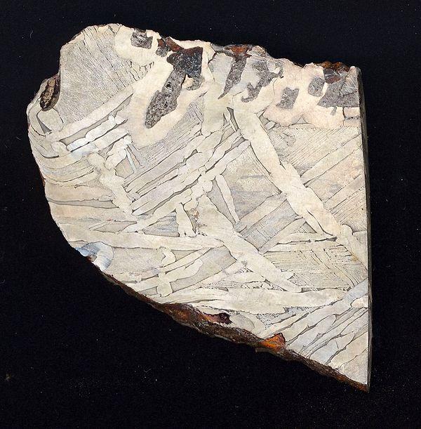 5. Eski uygarlıklar, demir ve nikelden oluşup eritme işlemi gerektirmeyen meteoritleri bularak Demir Çağı'ndan önce demir aletler geliştirmiştir.