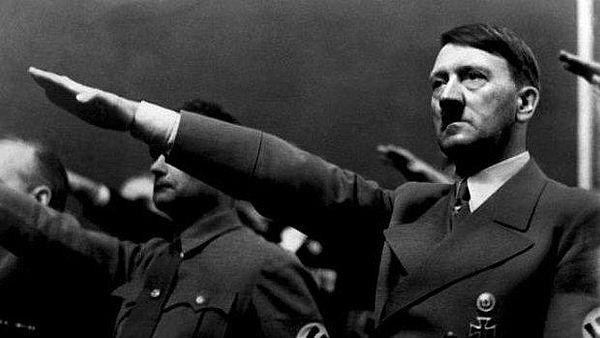 11. Hitler, intihar etmeden önce köpeği Blondi'ye siyanür hapı vererek hapın ölümcüllüğünü test etmiştir.