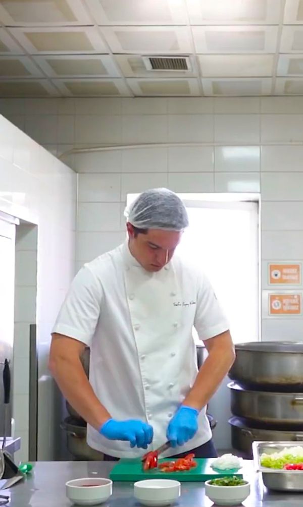 Mansur Yavaş'ın resmi Instagram hesabında paylaştığı videoyla Sefa Okyay Kılıç'ın, ihtiyaç sahiplerinden öğrencilere, kovidli ailelerden yaşlılara birçok kişinin yararlanabileceği yemek standları için yemek hazırlayan BelPa Mutfak'ta görevli olduğunu öğrendik.