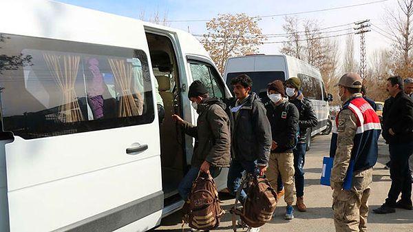 Türkiye'de yakalanan düzensiz göçmen sayısı 74 bin 516