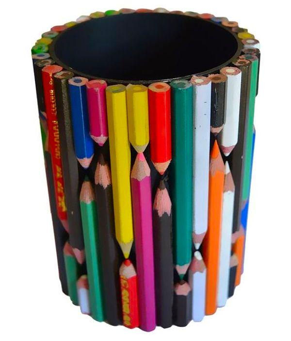 1. Kullanmadığınız artık kalemleri çöpe atmak yerine kalem kutunuzun etrafına görseldeki gibi yapıştırabilirsiniz.