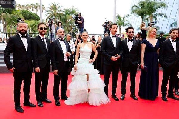 4. Cannes'a katılan başarılı oyuncu Selin Yeninci, yapılan prömiyerde 8 dakika ayakta alkışlandı!