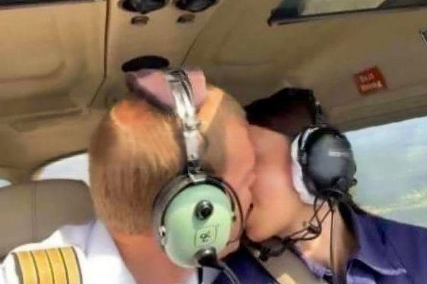 Geçtiğimiz günlerde Rusya’da akıllara durgunluk veren bir olay yaşandı. Uçuş eğitimi veren Rus bir pilot, kokpitte kadın bir öğrencisiyle çektiği müstehcen görüntüler nedeniyle işten atıldı.