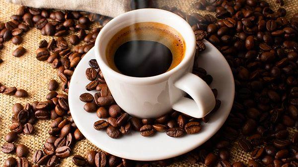 Ama her şeyin olduğu gibi kahvenin de fazlası zarar. Fazla kahve tüketimi vücudumuzda ciddi problemlere yol açabiliyor.