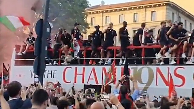 Zlatan Ibrahimovic de kutlamalar sırasında eski takım arkadaşı Hakan Çalhanoğlu'na sataşmıştı.