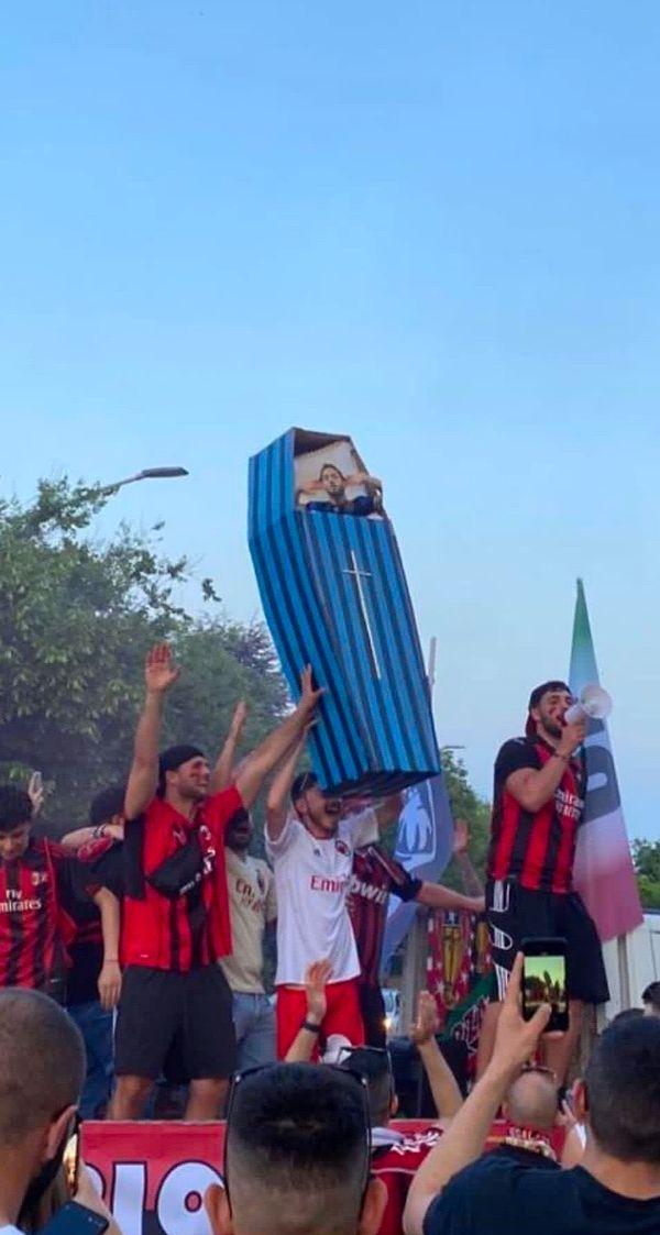 Milan taraftarlarının kutlamalar sırasında Hakan Çalhanoğlu'nu tabuta koydukları gösteren bu fotoğraf gündem olmuştu.