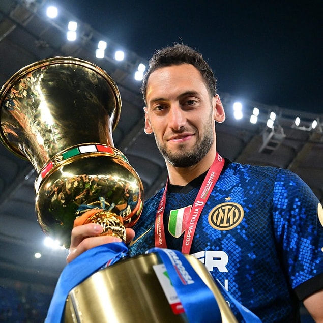 Tabii sporda bu tarz dokundurmalar hep vardı bundan sonra da var olacak ama Hakan'ın da Inter'le 1 sezonda İtalya Kupası ve İtalya Süper Kupası kazandığını belirtelim. 😉
