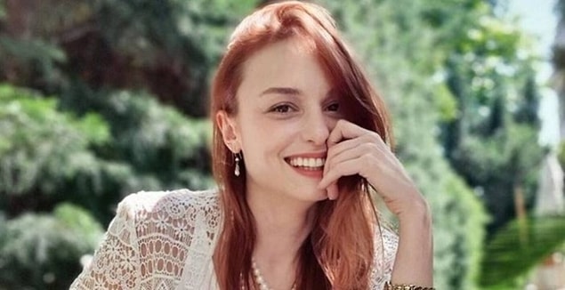 "Kim Korkar Hain Kurt’tan?" isimli oyunda ünlü oyuncularla yer almıştı.