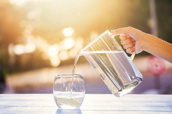 Bol su için: Yemekten sonra yeterli miktarda su içmek sindirimi destekler. Ancak, suyu yemek sırasında değil, yemekler arasında tüketmeye özen gösterin. Yemek sırasında içilen fazla su, sindirimi olumsuz etkileyebilir.