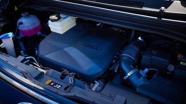 Hyundai Staria, sahip olduğu devasa büyüklüğü 2,2 litrelik CRDi dizel motordan aldığı güç ile yola aktarıyor.