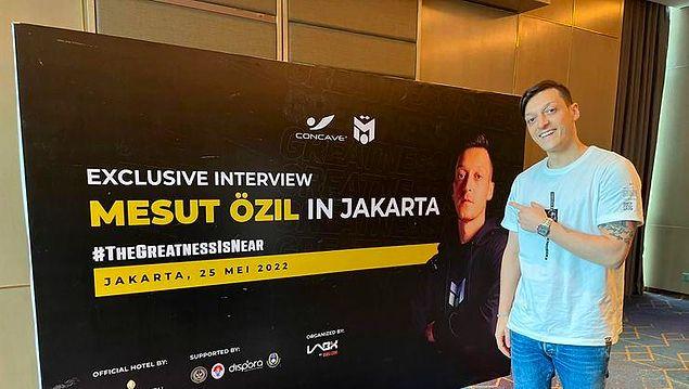 300 milyon nüfuslu Endonezya'ya çok geniş bir hayran kitlesi bulunan Mesut Özil, Türkiye ile Endonezya'nın ikili ilişkilerinde de köprü görevi görecek.