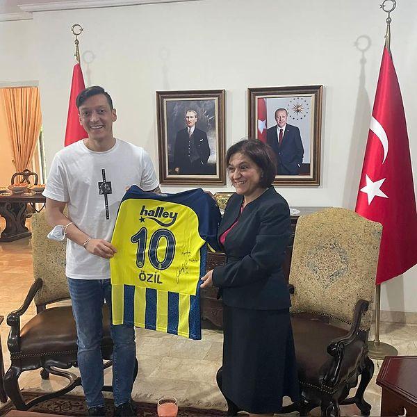 Türk Büyükelçiliği ziyaretinden sonra Endonezya Turizm Bakanlığı'nı ziyaret eden Mesut, bir basın ordusu tarafından karşılandı.