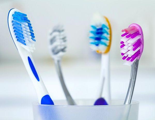 4. Diş fırçanızı lavabonun üzerinde açıkta bırakmayın. Bir dolaba koyun veya plastik bir torba ile örtün.