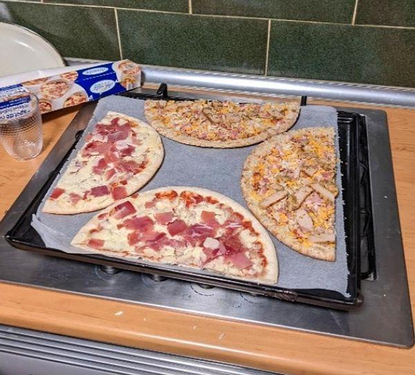 7. Küçük bir fırınınız varsa, pizzanızı yarıya kadar kesebilir ve bu şekilde yerleştirebilirsiniz: