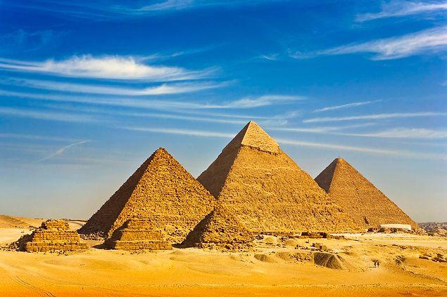 Mısır piramitleri, özellikle kim tarafından ve o dönemin şartlarında nasıl yapıldığıyla ilgili akıllara sürekli olarak soru işareti getiriyor.